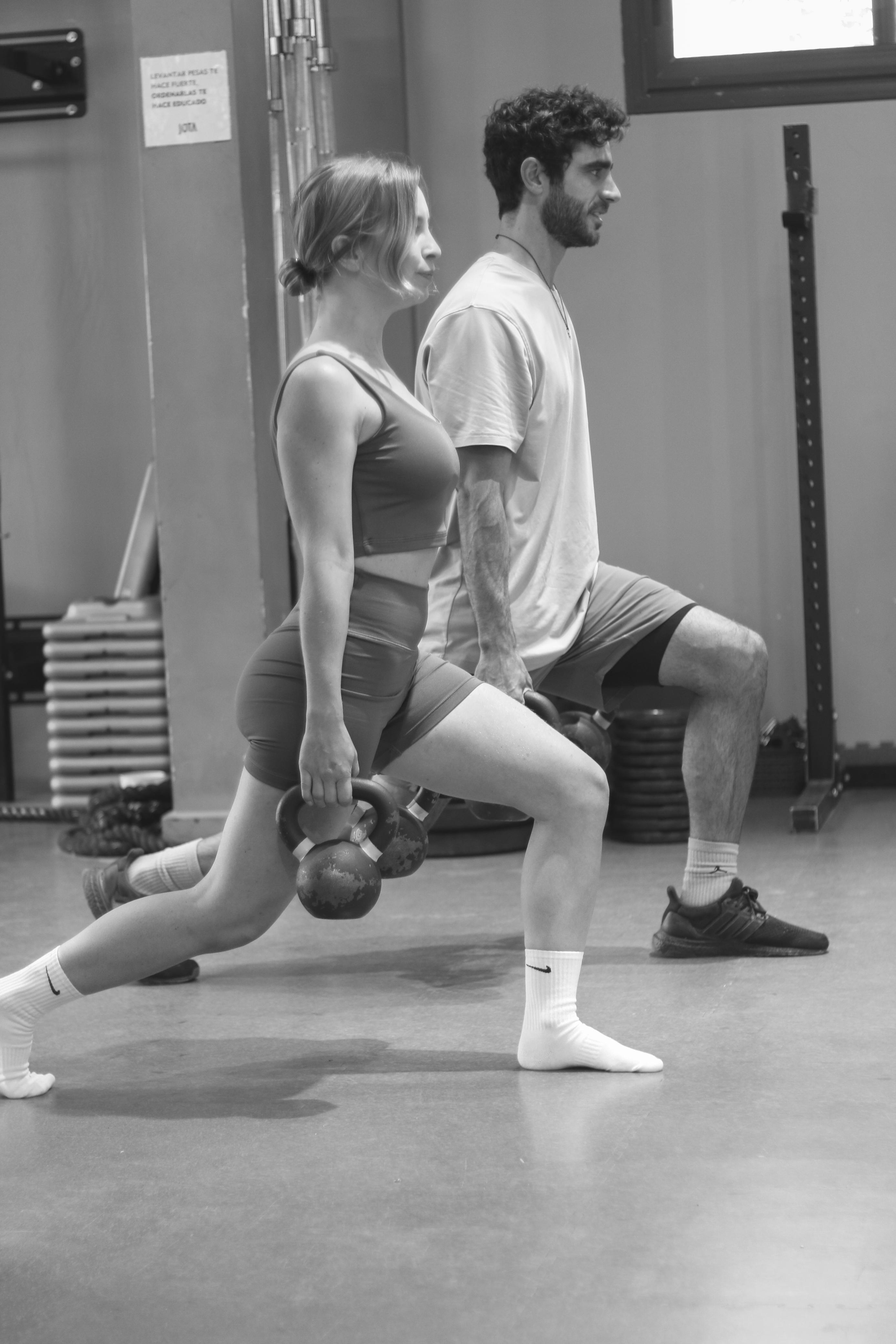 Pareja entrenando con kettlebells en JOTA