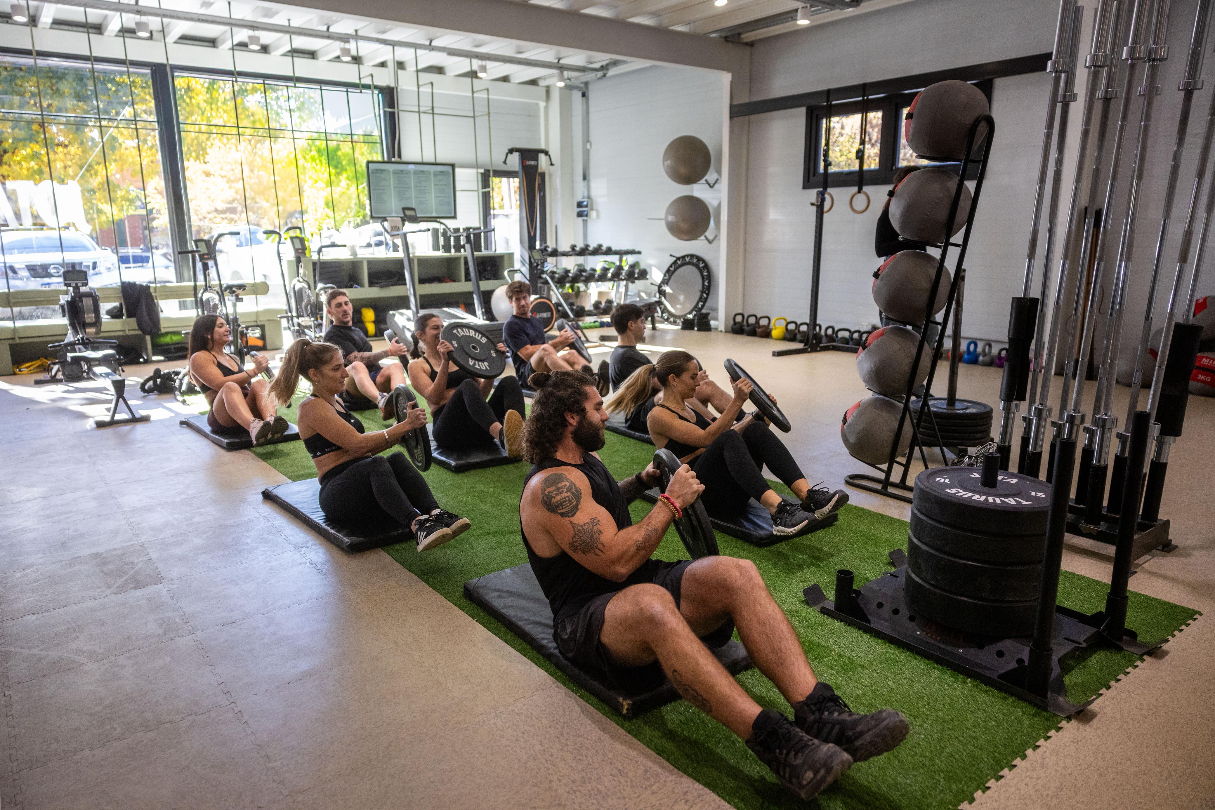 Grupo de la comunidad JOTA entrenando en remos